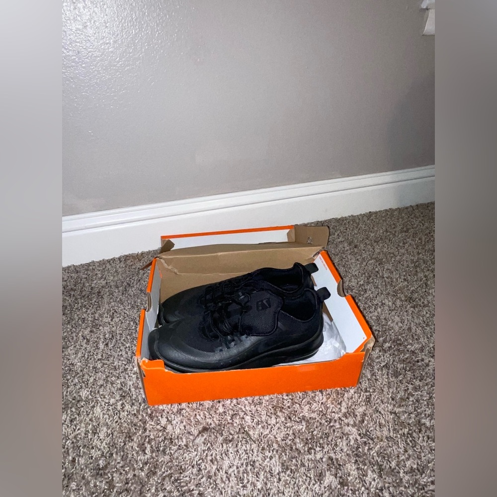 I am selling a pair of Nike women shoes. Brand new shoes and never worn before